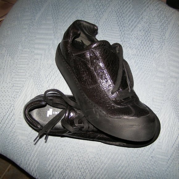 NEW 🖤 Cinzia Araia Black Crackled Low Top Sneakers 9 - Picture 9 of 13